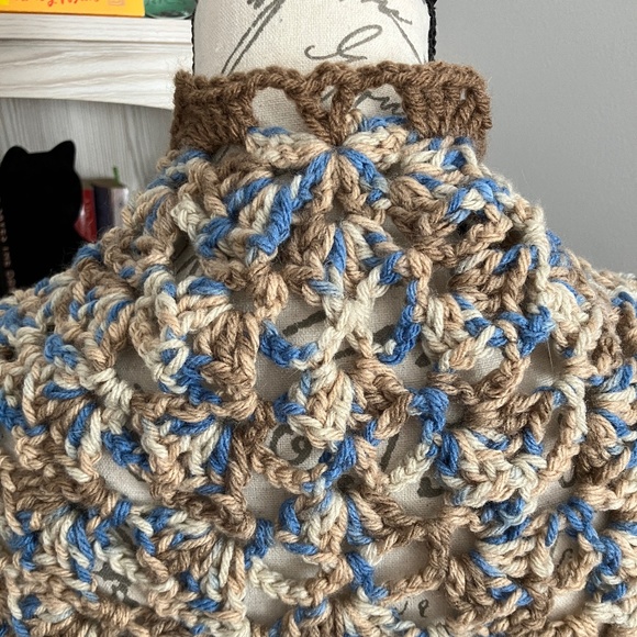 Lovely Hand Crocheted Shawl NWOT - Picture 9 of 10